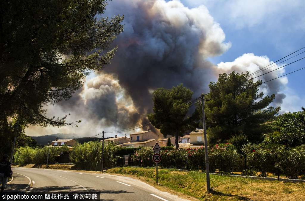 伦敦大火现场：哈罗德·希尔的大火使城市上空浓烟滚滚