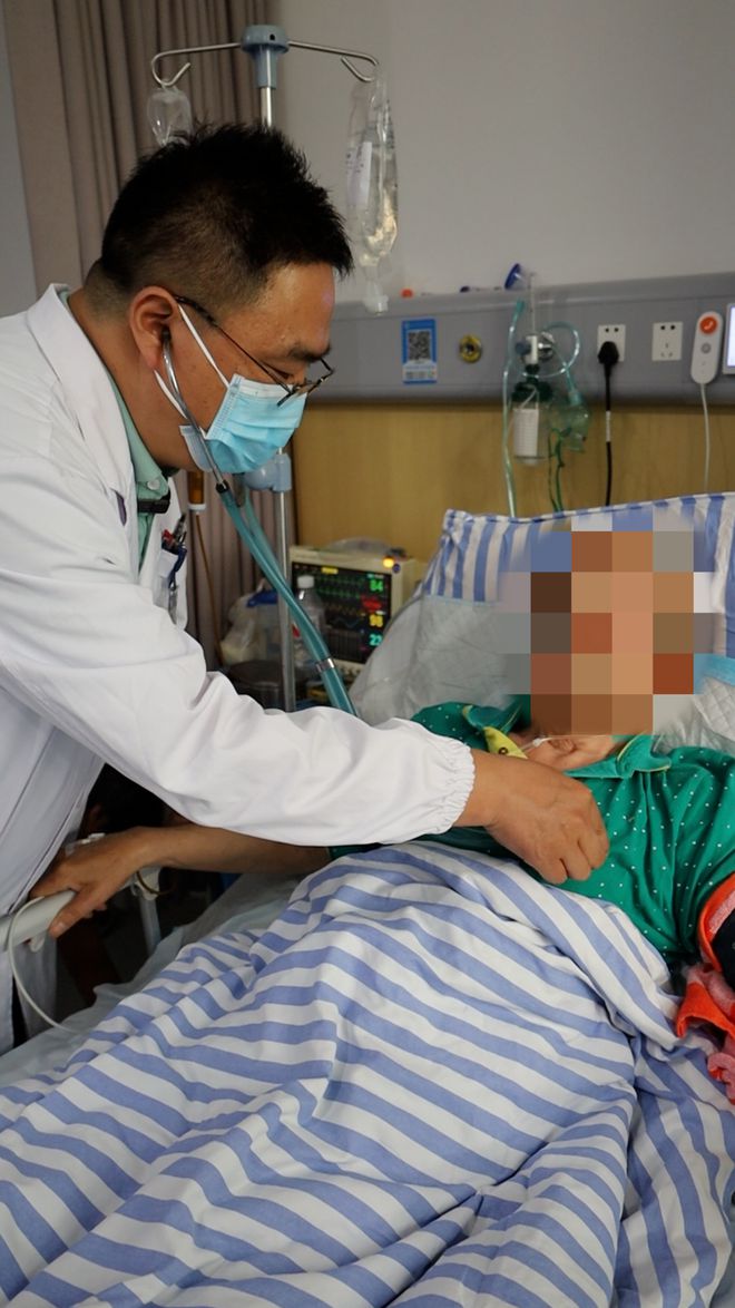 突发新闻：14岁的足球运动员在比赛中与对手相撞后死亡，并陷入昏迷