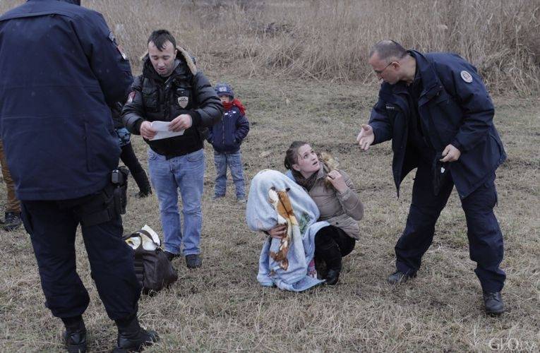 警方在希腊岛上逮捕了一名涉嫌在罗马杀害一名妇女和婴儿的美国人