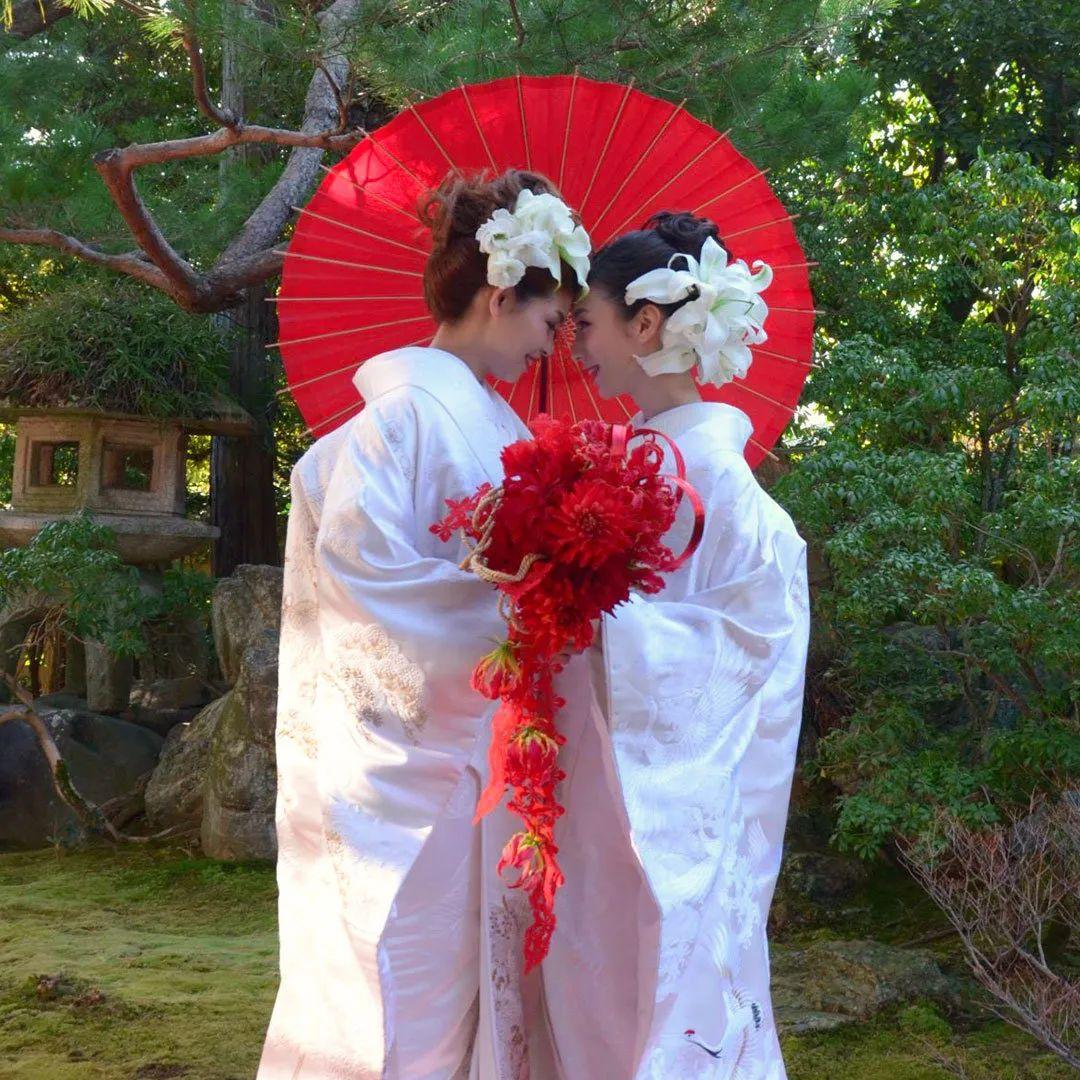 两名妇女在墨西哥驻危地马拉大使馆结婚，引发了关于同性婚姻的争论