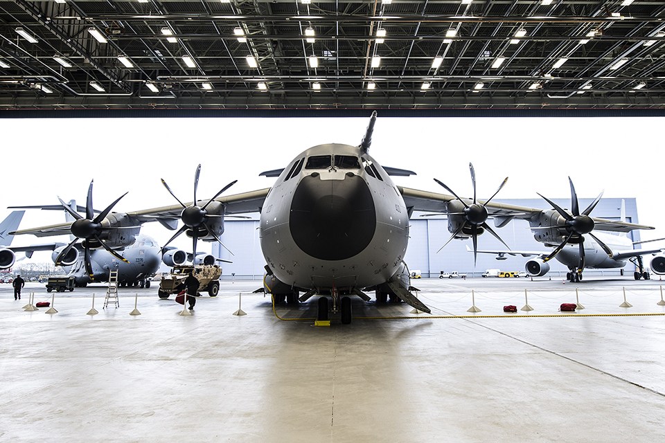 激进分子在起飞前闯入基地，英国皇家空军布里兹·诺顿军用飞机受损