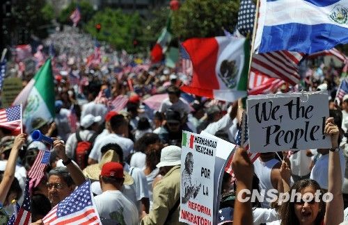 在洛杉矶移民抗议现场报道中，一名澳大利亚记者被非致命子弹击中