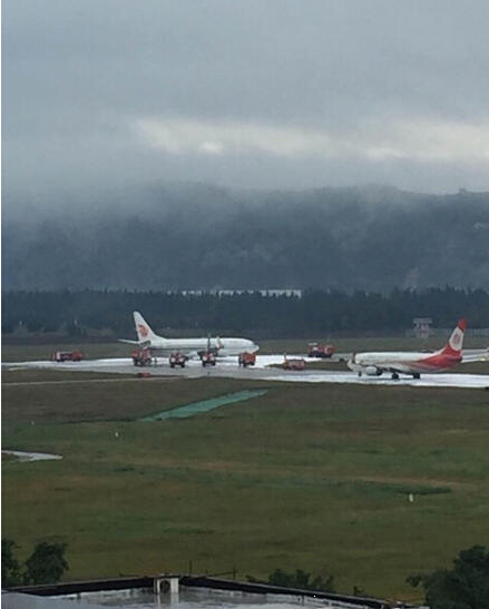 瑞安航空火灾：帕尔马机场一架飞机起火，造成18人受伤，乘客纷纷逃离