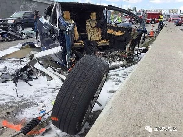 M60直播：交通混乱，主要撞车事故导致司机被困在繁忙的高速公路上