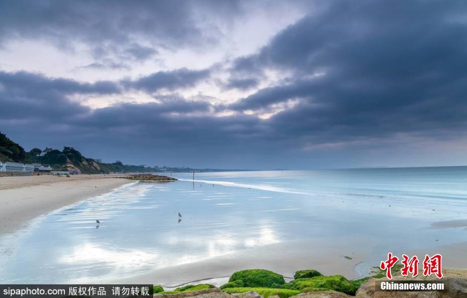 伯恩茅斯海滩发生大规模斗殴，造成一名女孩和两名警察受伤