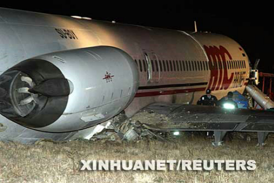 瑞安航空火灾：帕尔马机场一架飞机起火，造成18人受伤，乘客纷纷逃离
